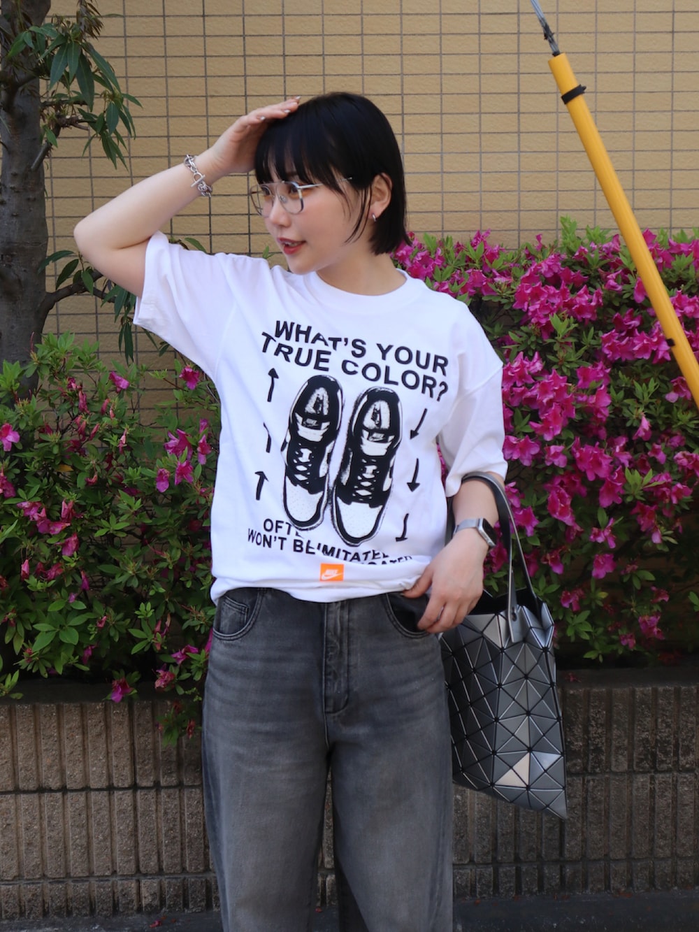 ホワイト系のTシャツ/カットソー、ブラック系のデニムパンツ、ブラック系のサンダルを着用したレディースの春コーディネートの3枚目の写真