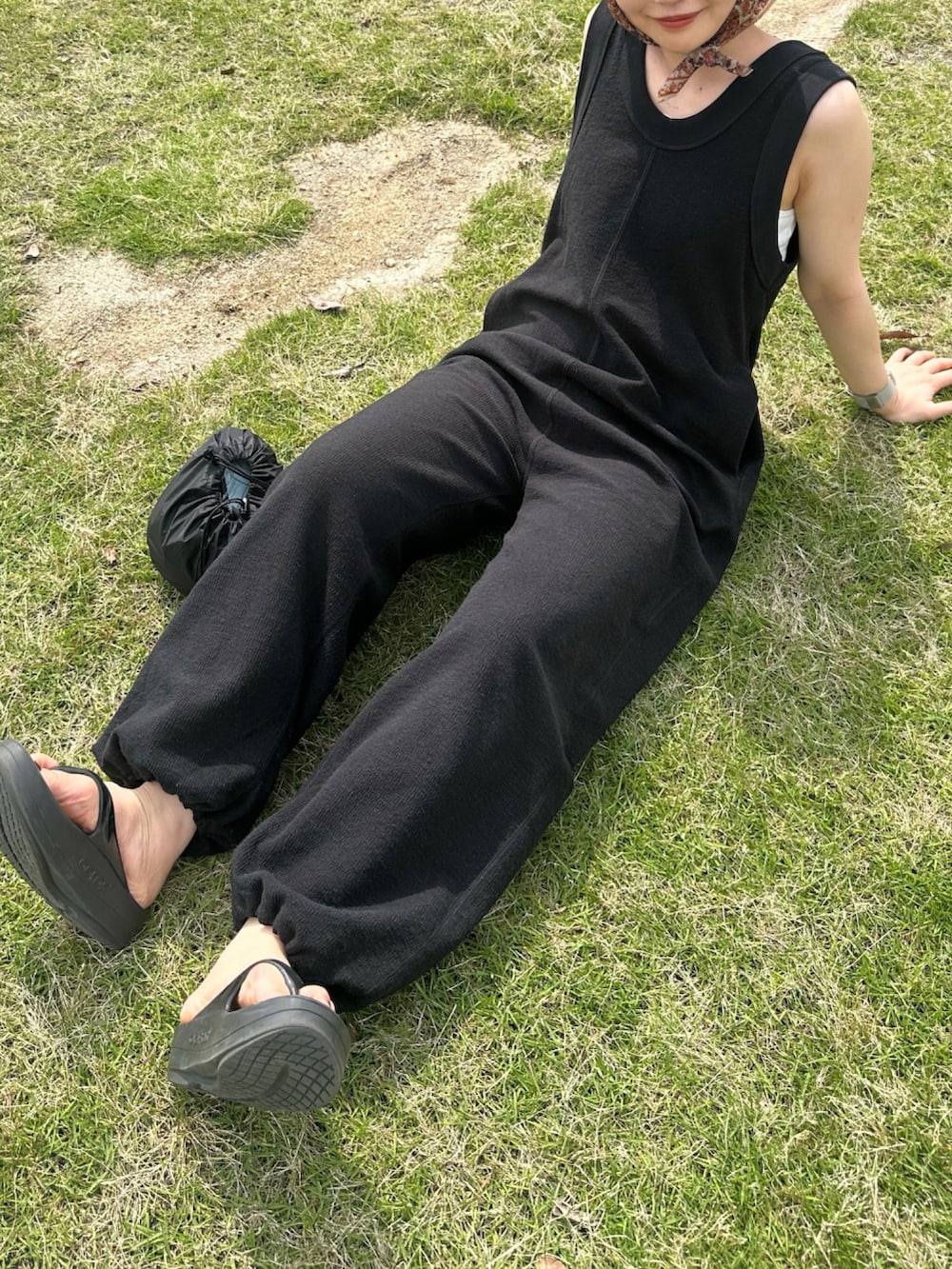 ブラック系のつなぎ/オールインワン、ブラック系のショルダーバッグを着用したレディースの春コーディネートの3枚目の写真