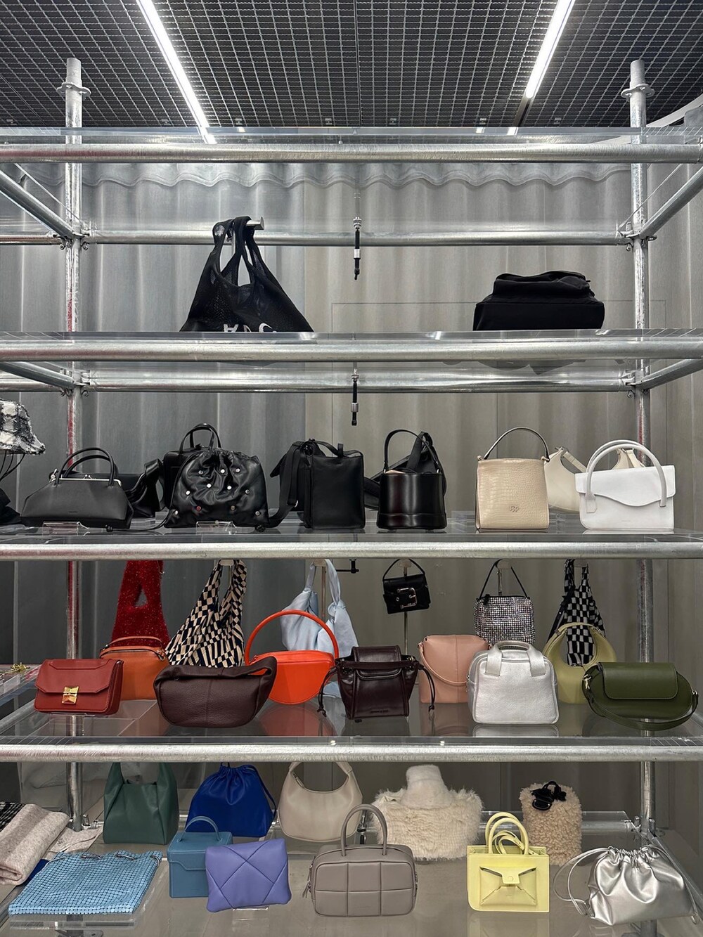 ブラック系のブーツ、ゴールド系のスカート、ブラウン系のTシャツ/カットソーを着用したレディースの冬コーディネートの3枚目の写真