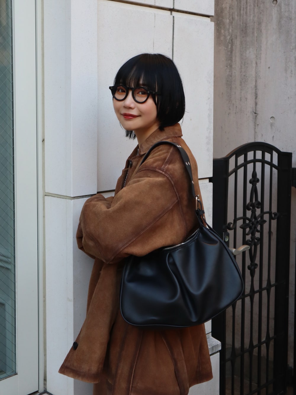 イエロー系のその他パンツ、ブラック系のTシャツ/カットソー、イエロー系のブルゾンを着用したレディースの冬コーディネートの4枚目の写真