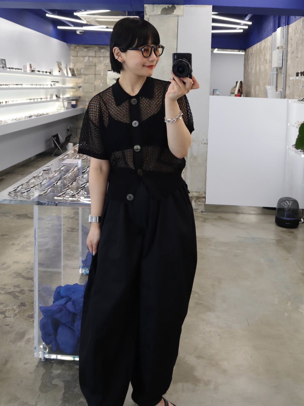 ブラック系のカーディガン/ボレロ、ブラック系のその他パンツ、ブラック系のサンダルを着用したレディースの夏コーディネートの2枚目の写真