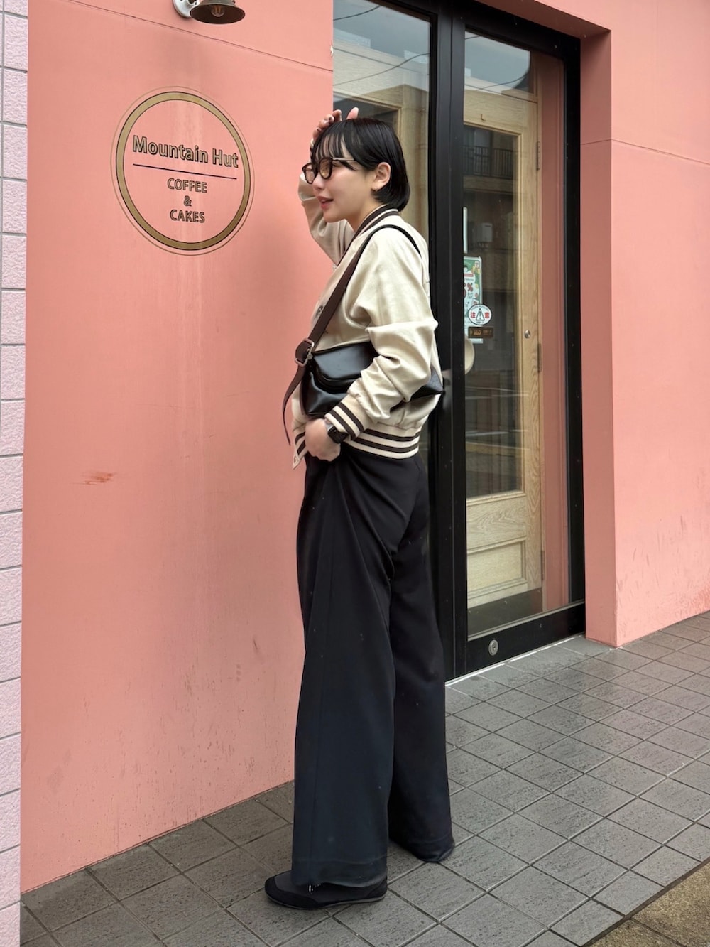 ブラック系のその他パンツ、ブラック系のスニーカー、ベージュ系のMA-1を着用したレディースの春コーディネートの2枚目の写真