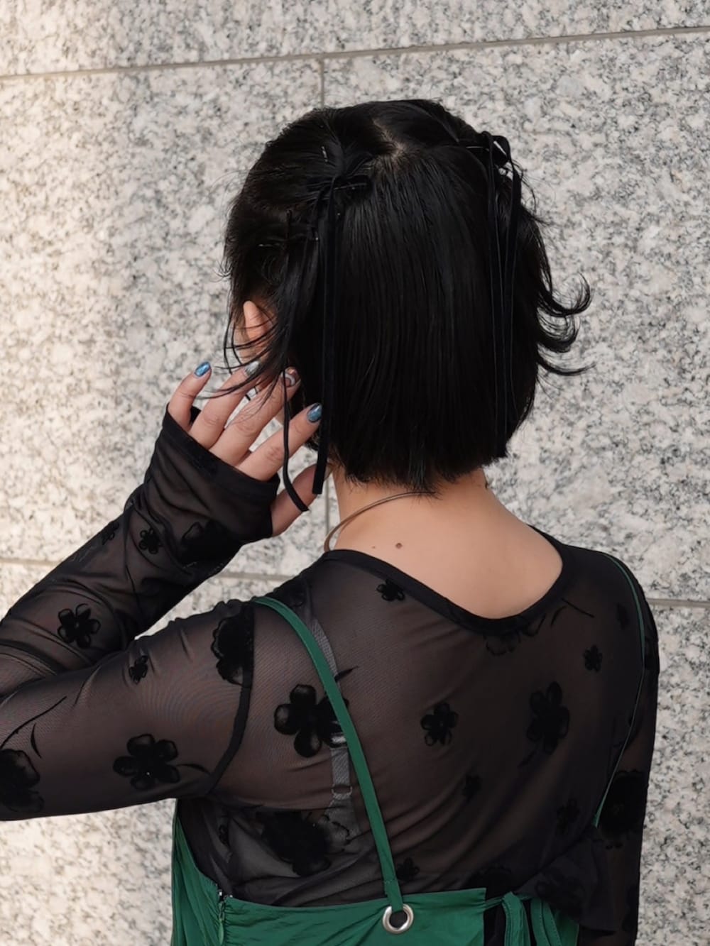 グレー系のテーラードジャケット、シルバー系のパンプス、ブラック系のトップスを着用したレディースの春コーディネートの4枚目の写真