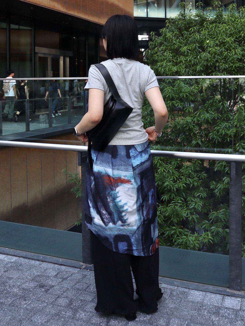 ブラック系のその他パンツ、グレー系のTシャツ/カットソー、その他のスカートを着用したレディースの夏コーディネートの3枚目の写真