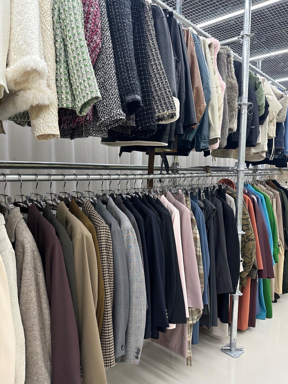 ブラック系のブーツ、ゴールド系のスカート、ブラウン系のTシャツ/カットソーを着用したレディースの冬コーディネートの4枚目の写真