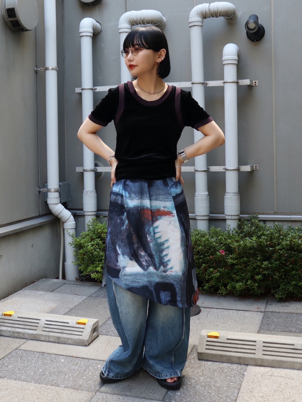 ブラック系のTシャツ/カットソー、その他のスカート、ブルー系のデニムパンツを着用したレディースの夏コーディネートの2枚目の写真