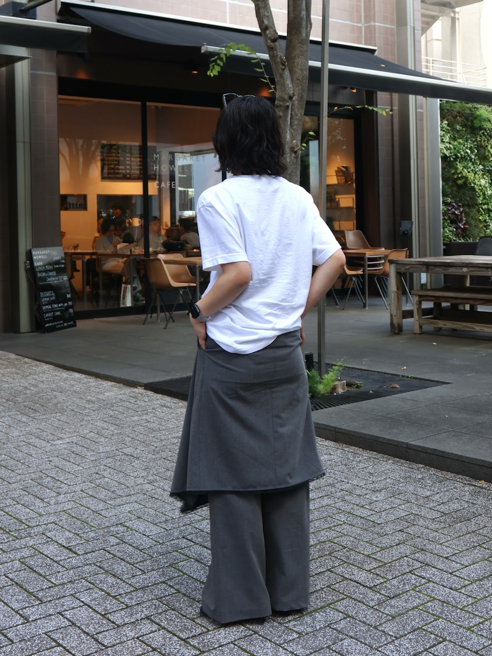 ブラック系のサンダル、グレー系のその他パンツ、シルバー系のデジタル腕時計を着用したレディースの夏コーディネートの3枚目の写真
