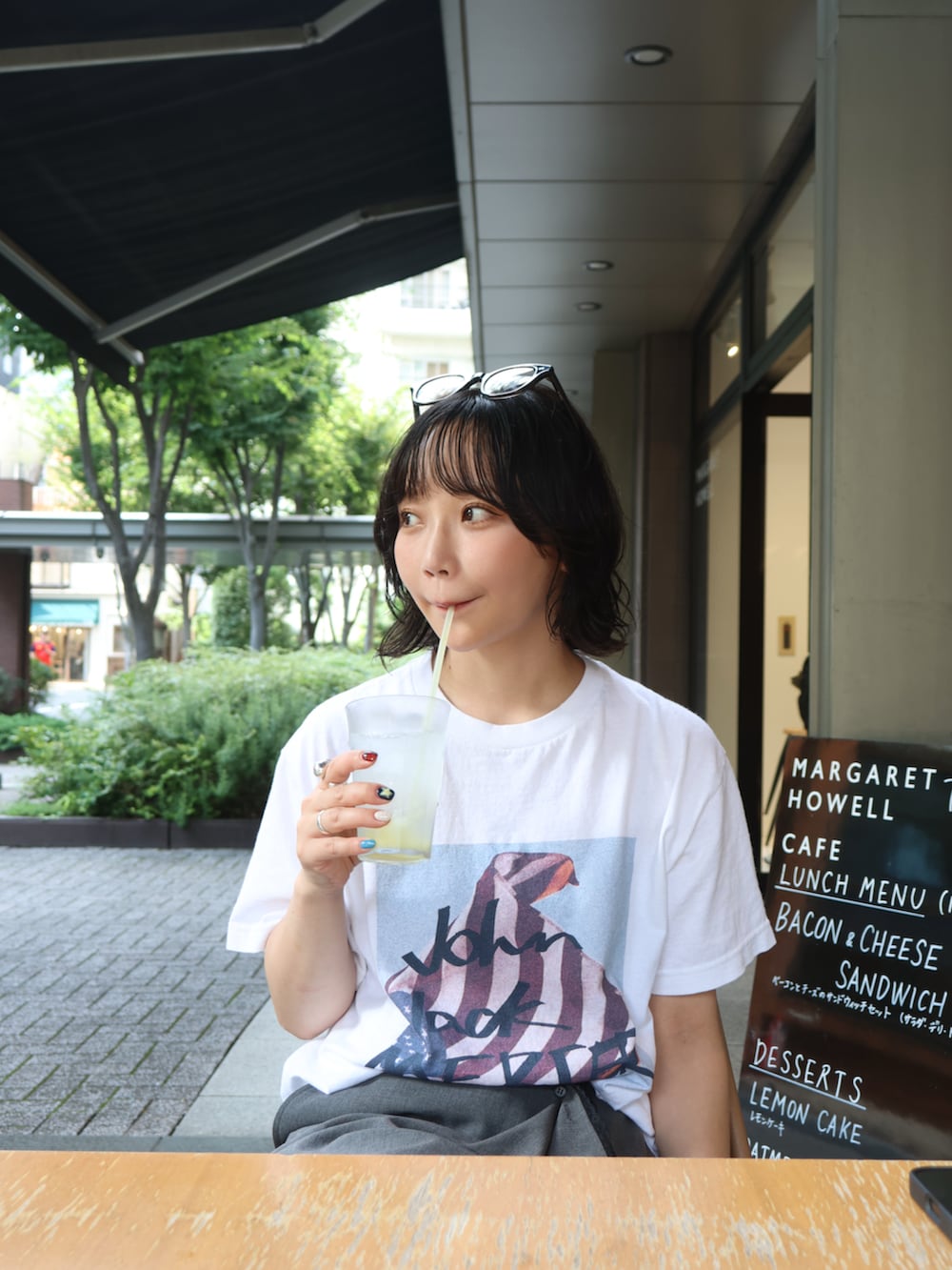 ブラック系のサンダル、グレー系のその他パンツ、シルバー系のデジタル腕時計を着用したレディースの夏コーディネートの2枚目の写真