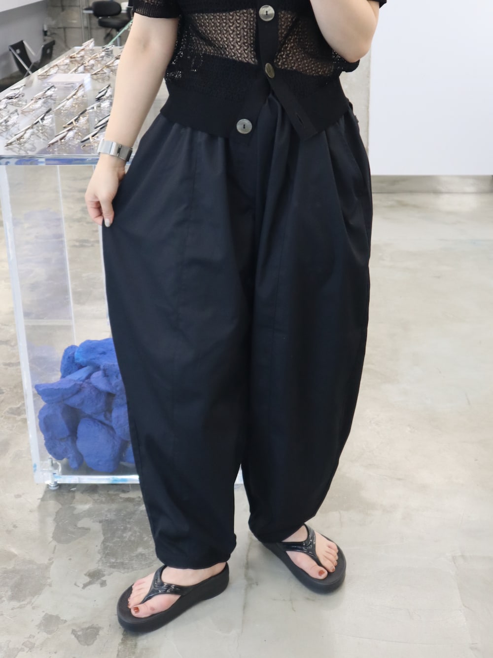 ブラック系のカーディガン/ボレロ、ブラック系のその他パンツ、ブラック系のサンダルを着用したレディースの夏コーディネートの4枚目の写真