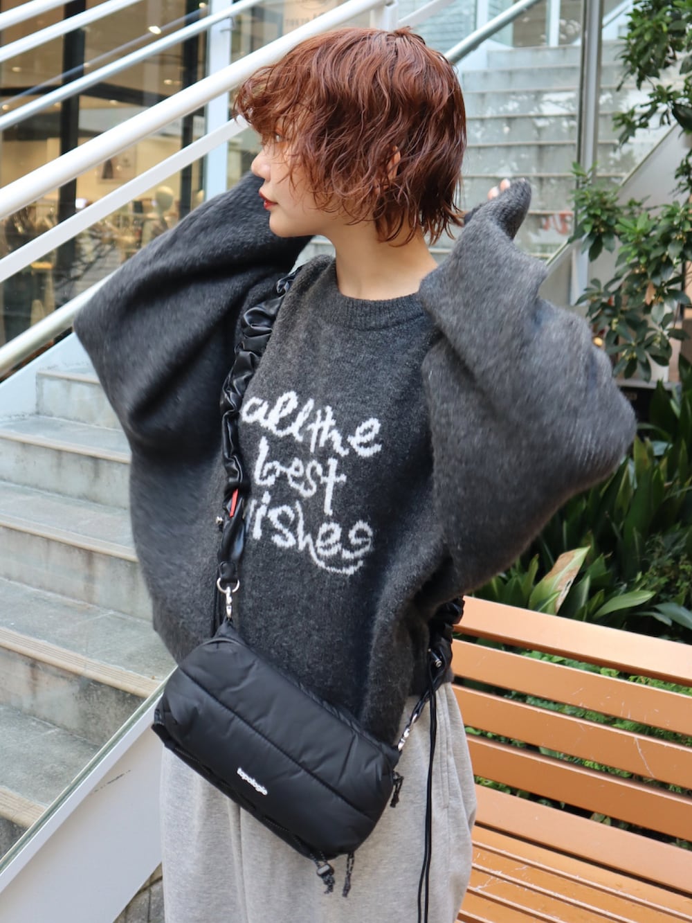 グレー系のジャケット/アウター、ブラック系のショルダーバッグ、グレー系のスウェットパンツを着用したレディースの秋コーディネートの4枚目の写真