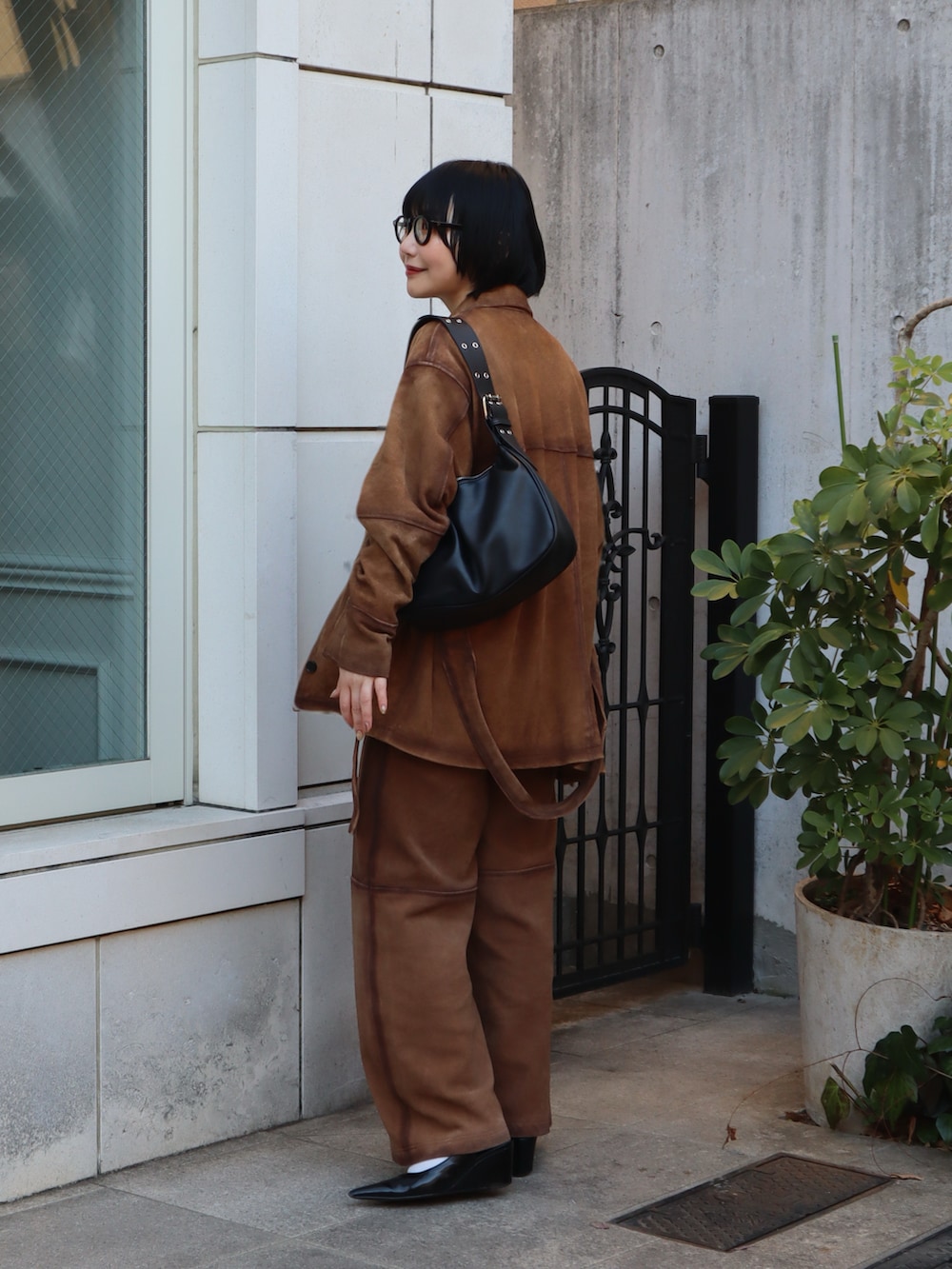 イエロー系のその他パンツ、ブラック系のTシャツ/カットソー、イエロー系のブルゾンを着用したレディースの冬コーディネートの3枚目の写真