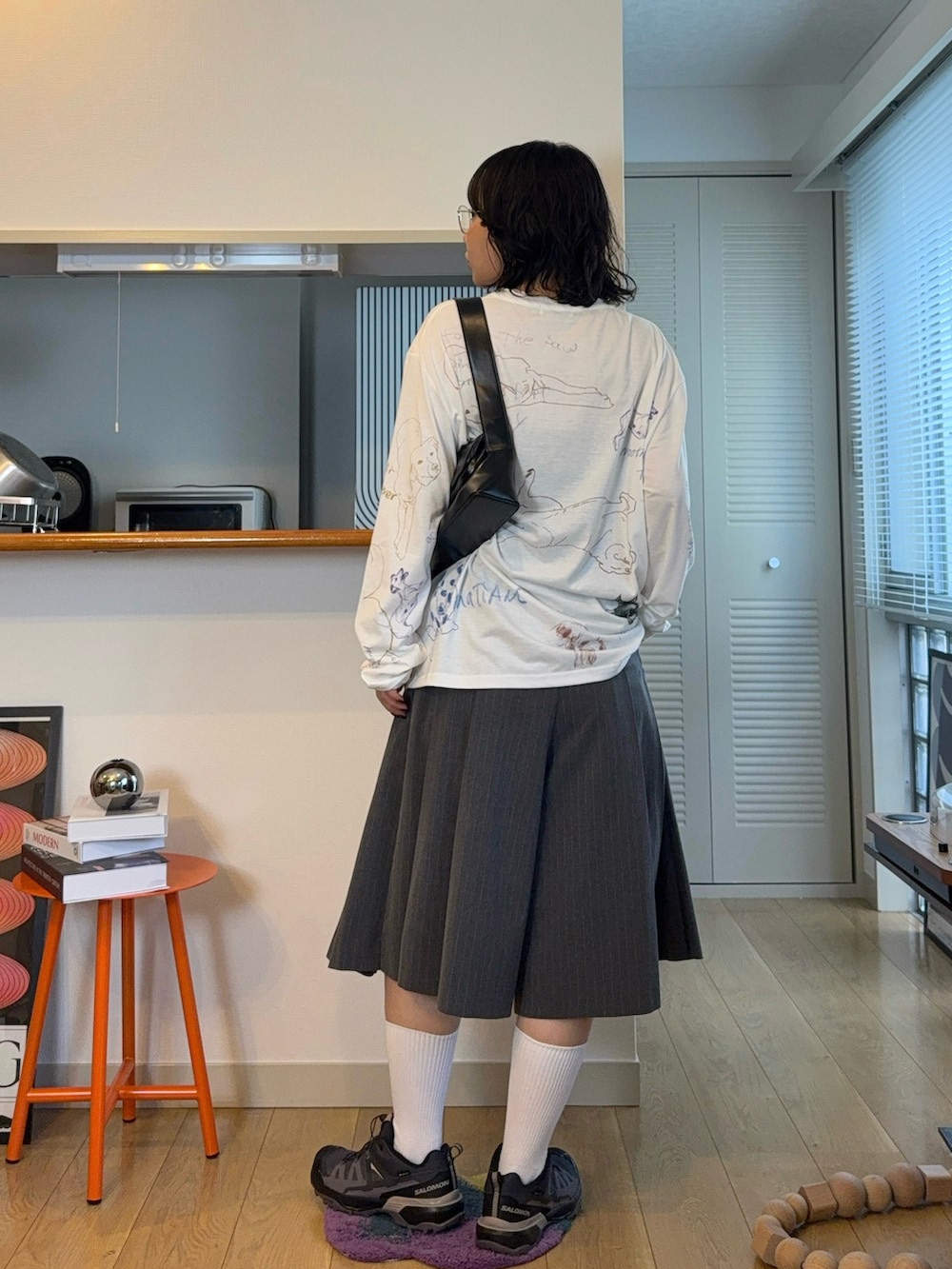ホワイト系のTシャツ/カットソー、グレー系のその他パンツ、ブラック系のショルダーバッグを着用したレディースの秋コーディネートの2枚目の写真