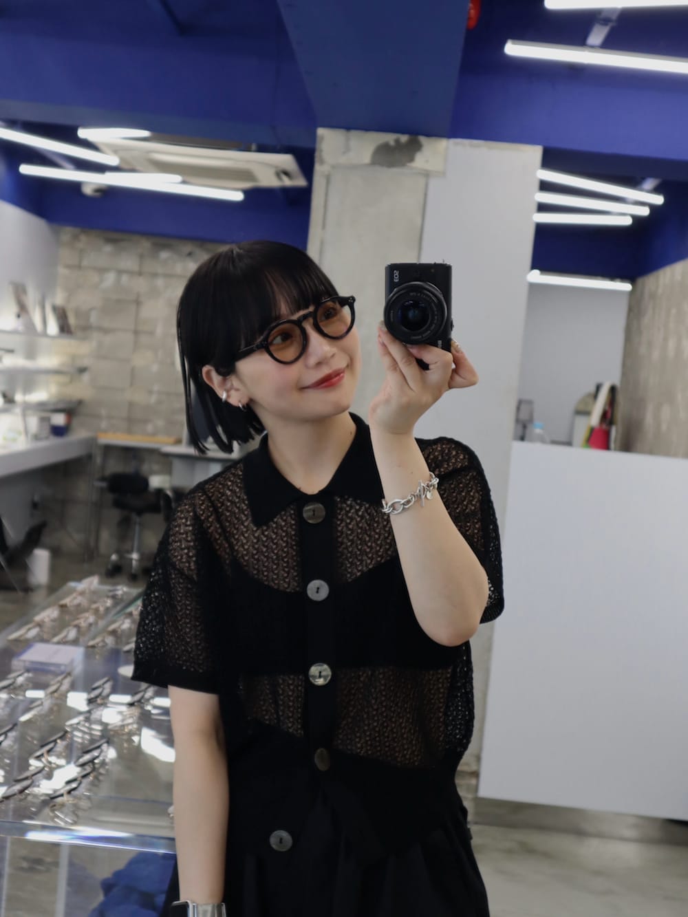 ブラック系のカーディガン/ボレロ、ブラック系のその他パンツ、ブラック系のサンダルを着用したレディースの夏コーディネートの3枚目の写真