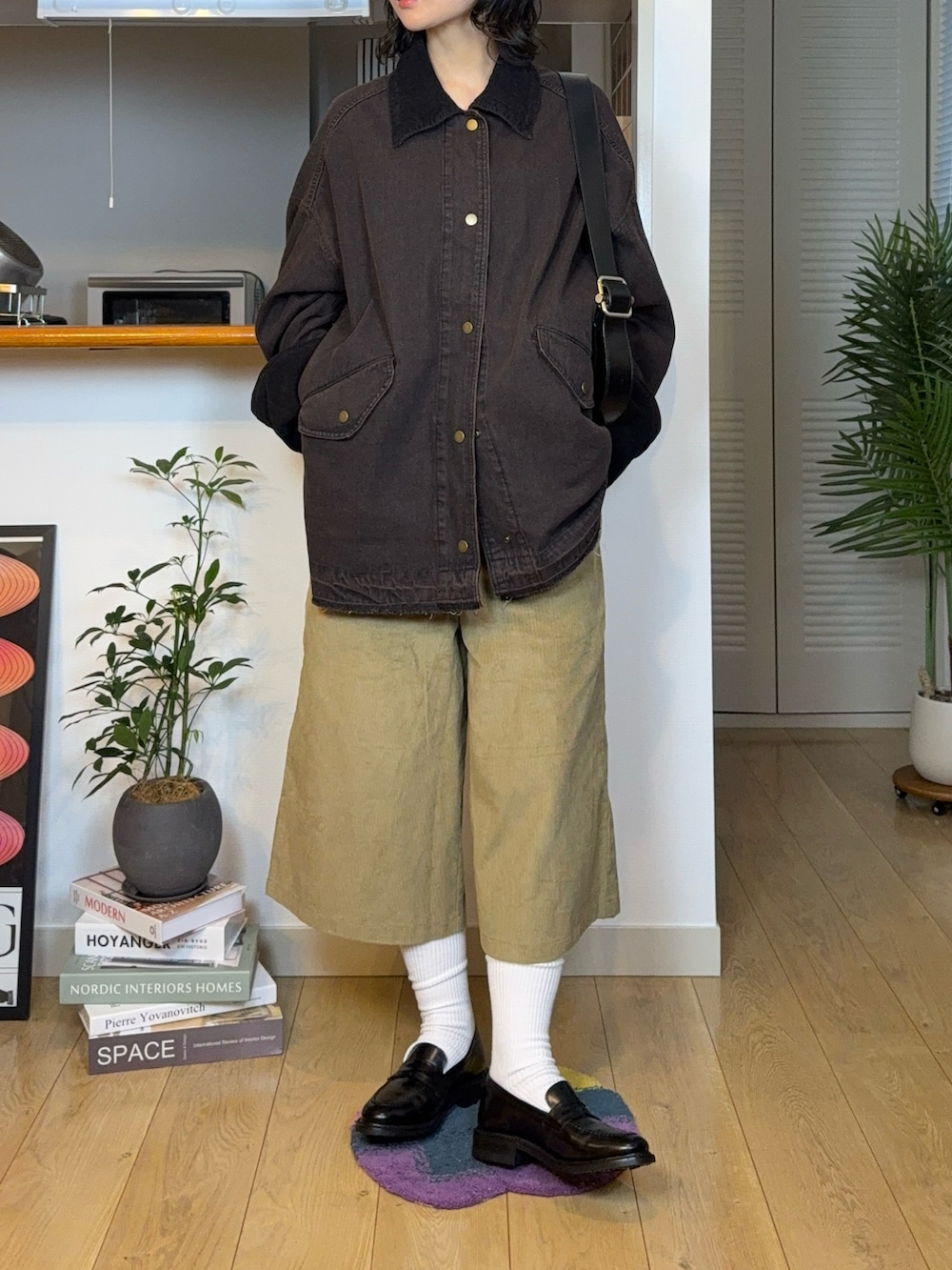 ブラウン系のブルゾン、ベージュ系のその他パンツ、ブラック系のショルダーバッグを着用したレディースの秋コーディネートの2枚目の写真