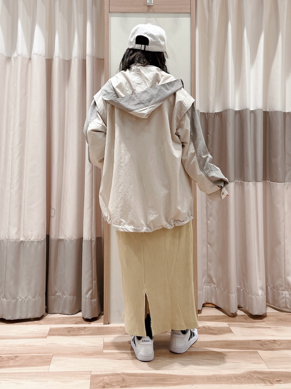 「春コーデ、サマンサ モスモス(Samansa Mos2)、Samansa Mos2、カジュアルコーデ、シンプルコーデ、マウンテンパーカー、ロゴT、タイトスカート、イエロー、キャップ、スニーカー、低身長、おしゃれさんと繋がりたい」｜「Samansa Mos2の【撥水加工】フード取り外し2WAYマウンパー（ブルゾン、ホワイト系）」を使った、えりさん（レディース・150cm）の春コーディネートの2枚目の写真
