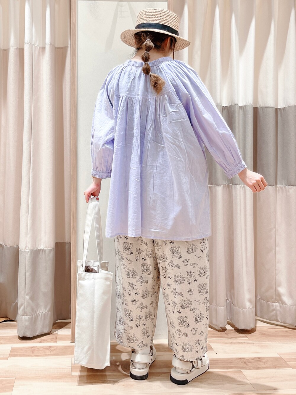 パープル系のシャツ/ブラウス、ホワイト系のその他パンツ、ベージュ系のハンドバッグを着用したレディースの春コーディネートの2枚目の写真