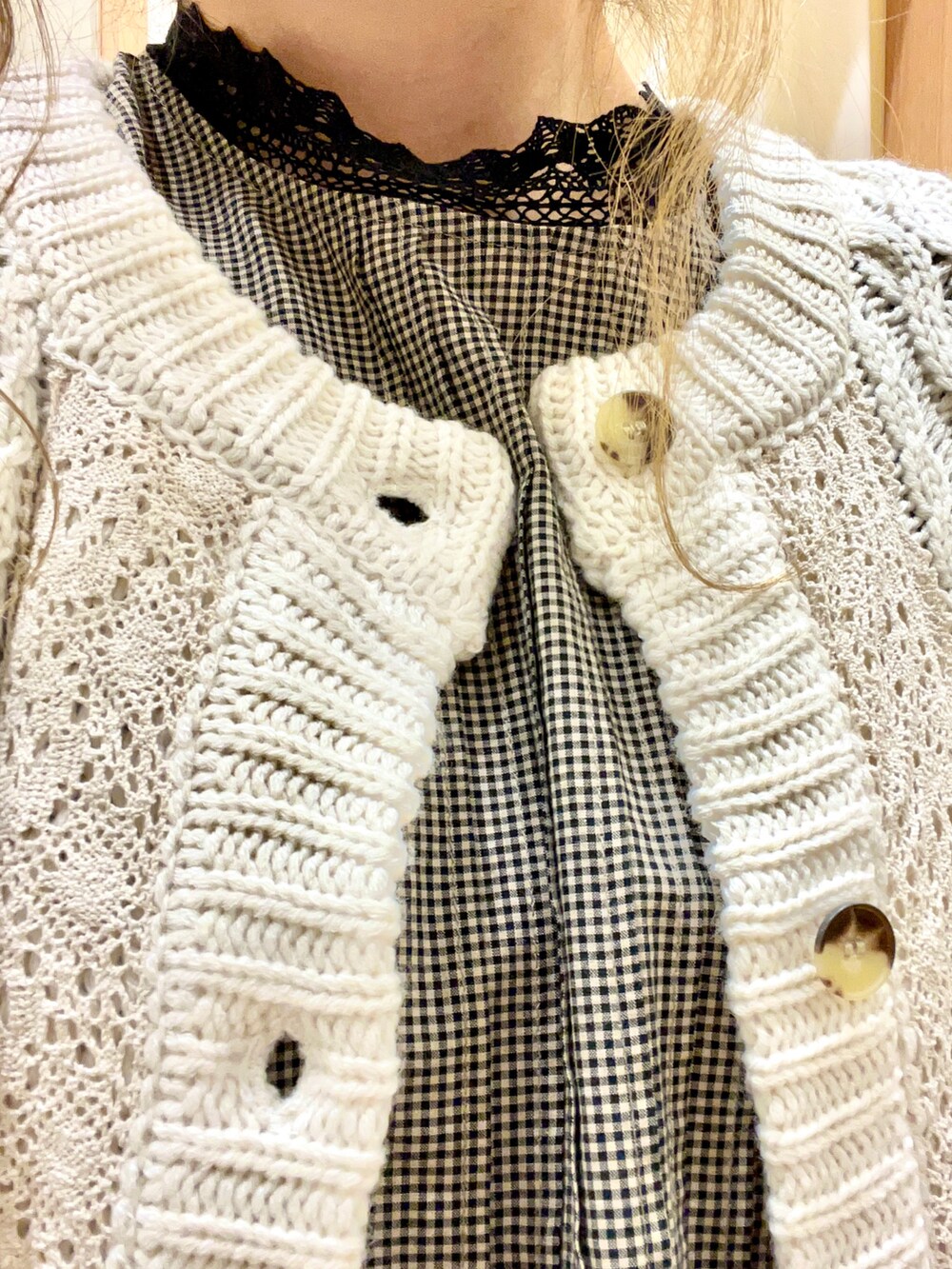 ベージュ系のシャツ/ブラウス、ブルー系のその他パンツ、ホワイト系のカーディガン/ボレロを着用したレディースの冬コーディネートの3枚目の写真