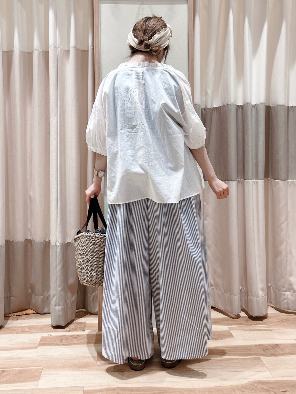 ホワイト系のシャツ/ブラウス、ブラック系のタンクトップ、ブルー系のその他パンツを着用したレディースの夏コーディネートの2枚目の写真