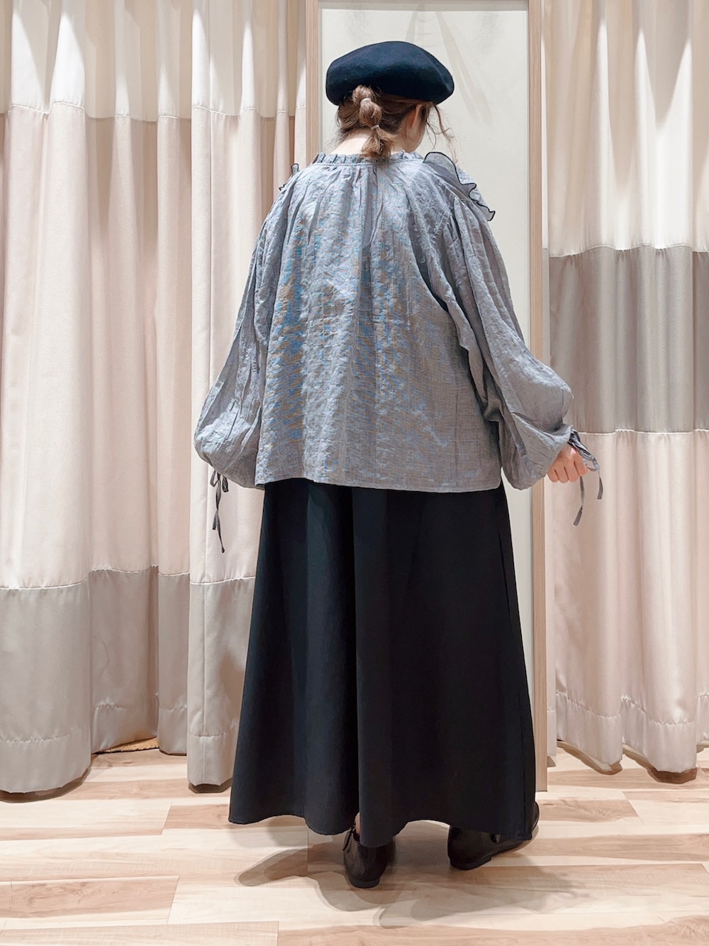 ホワイト系のタンクトップ、ブラック系のシャツ/ブラウス、ブラック系のワンピースを着用したレディースの秋コーディネートの2枚目の写真