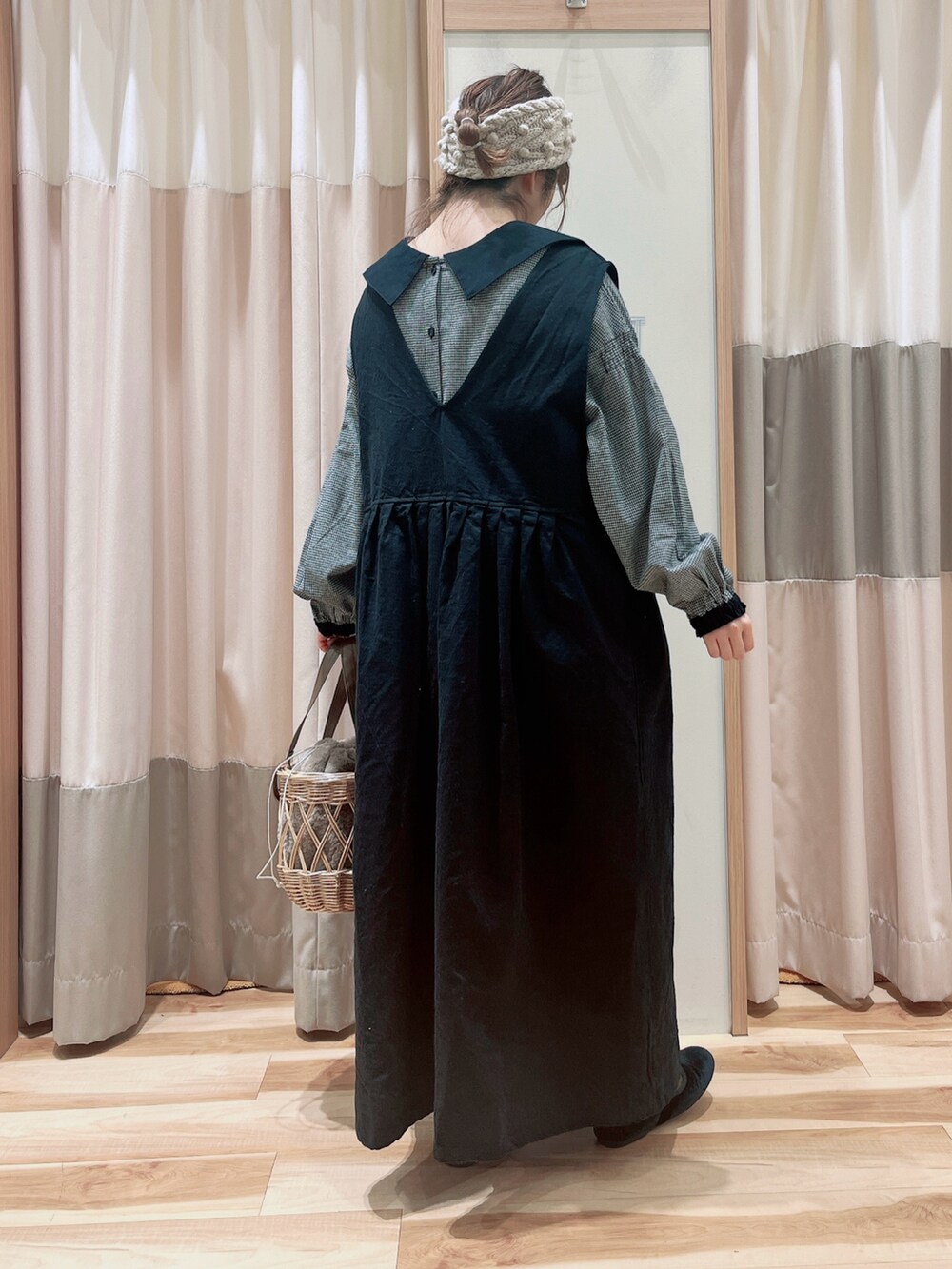 グレー系のシャツ/ブラウス、ブラック系のワンピース、ベージュ系のハンドバッグを着用したレディースの春コーディネートの2枚目の写真