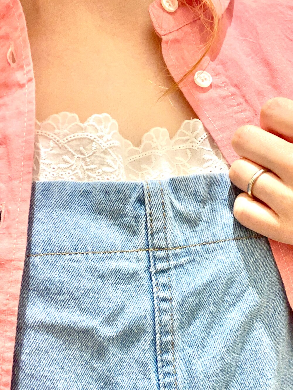 ブルー系のサロペット/オーバーオール、ホワイト系のTシャツ/カットソー、ピンク系のシャツ/ブラウスを着用したレディースの春コーディネートの3枚目の写真