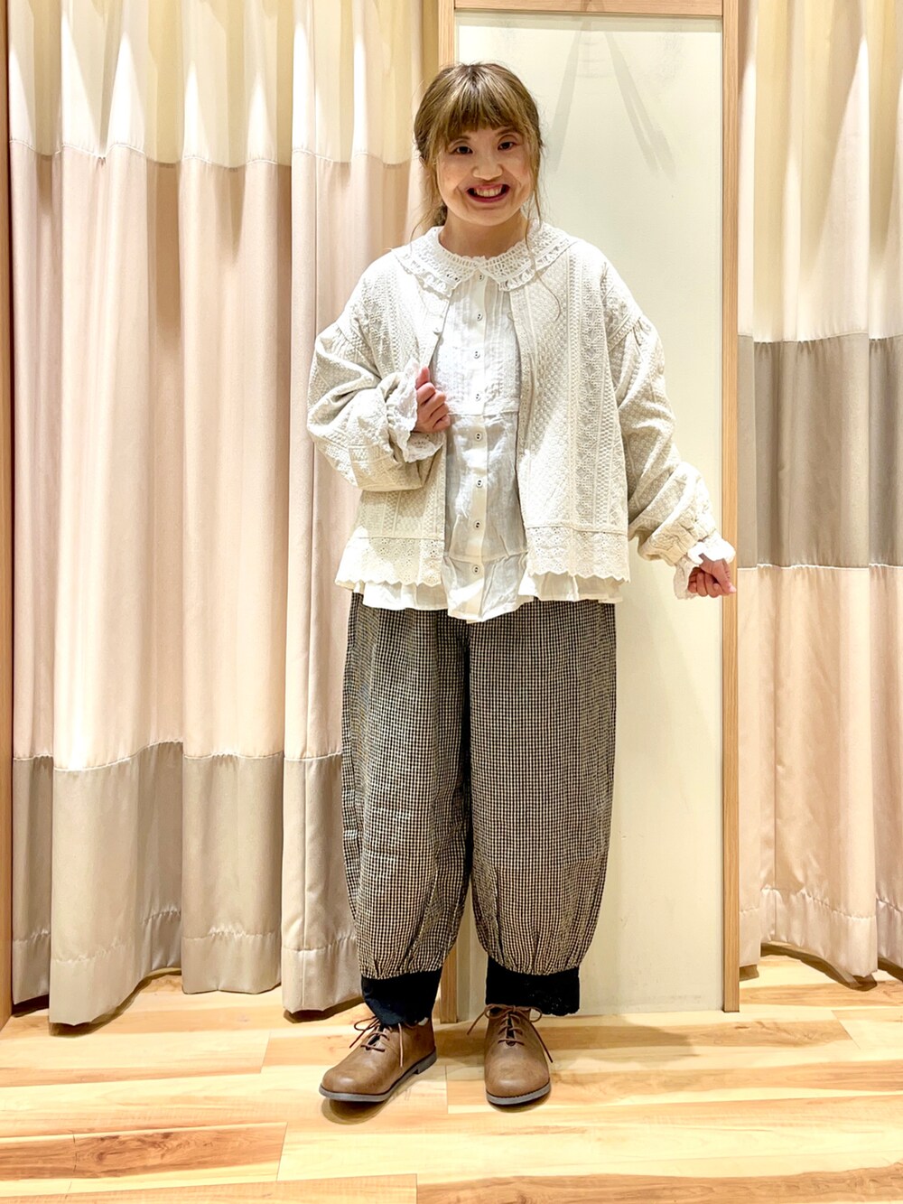 ベージュ系のジャケット/アウター、ホワイト系のシャツ/ブラウス、グレー系のパンツを着用したレディースの冬コーディネートの3枚目の写真