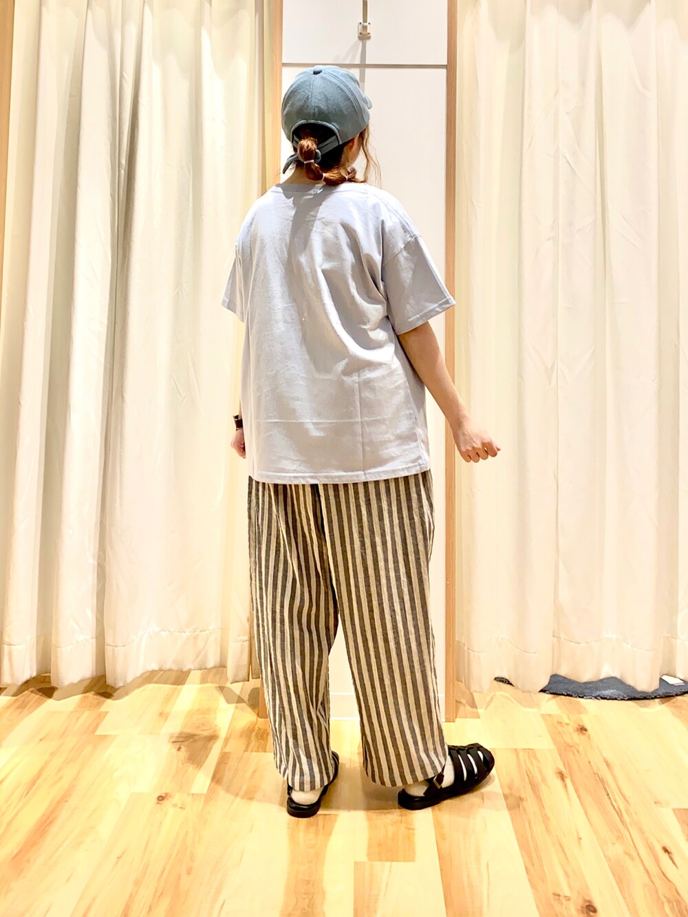 ブルー系のTシャツ/カットソー、ホワイト系のその他パンツ、ブラック系のサンダルを着用したレディースの春コーディネートの4枚目の写真