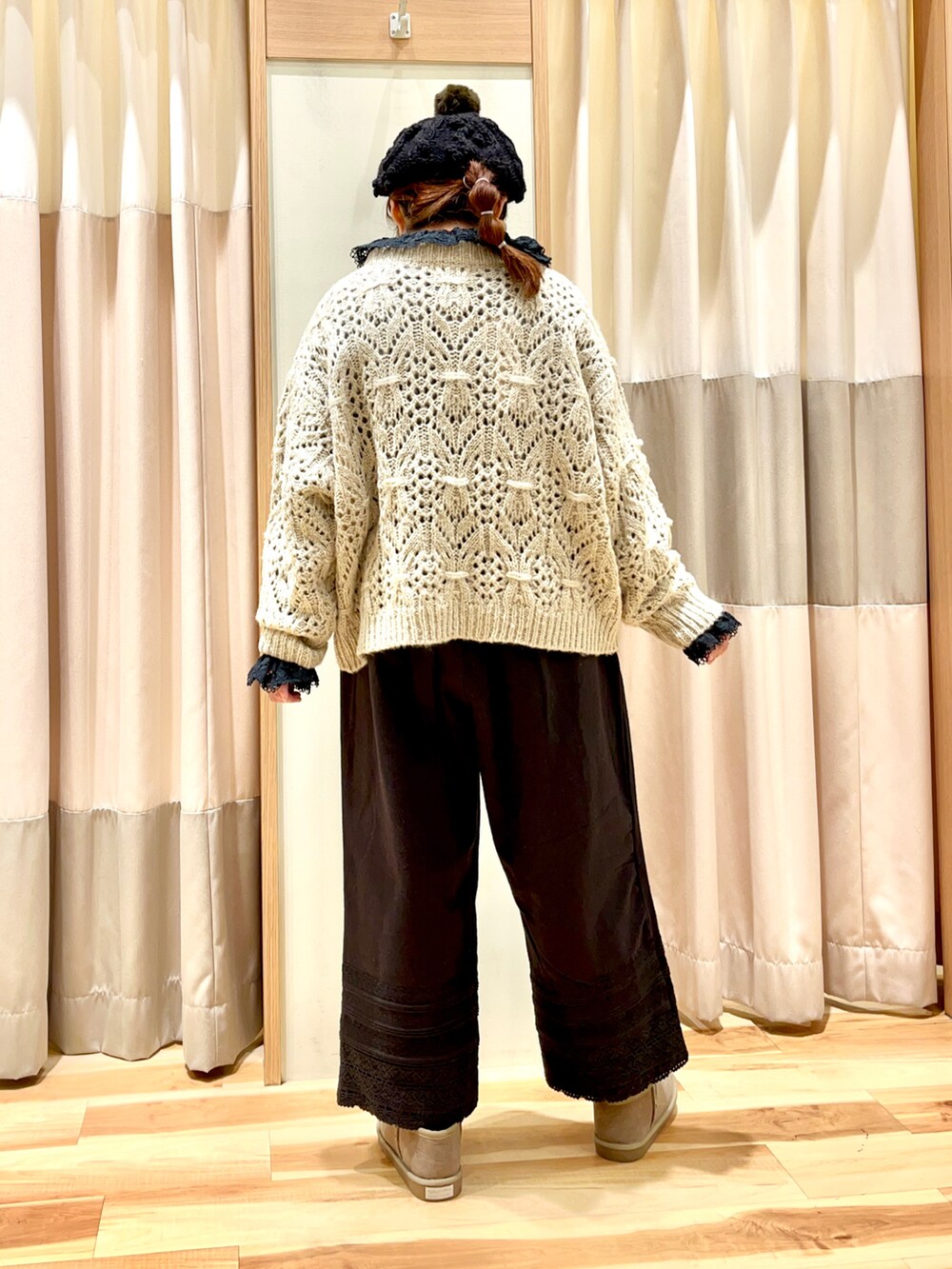 ベージュ系のニット/セーター、ブラック系のシャツ/ブラウス、ブラック系のその他パンツを着用したレディースの冬コーディネートの2枚目の写真