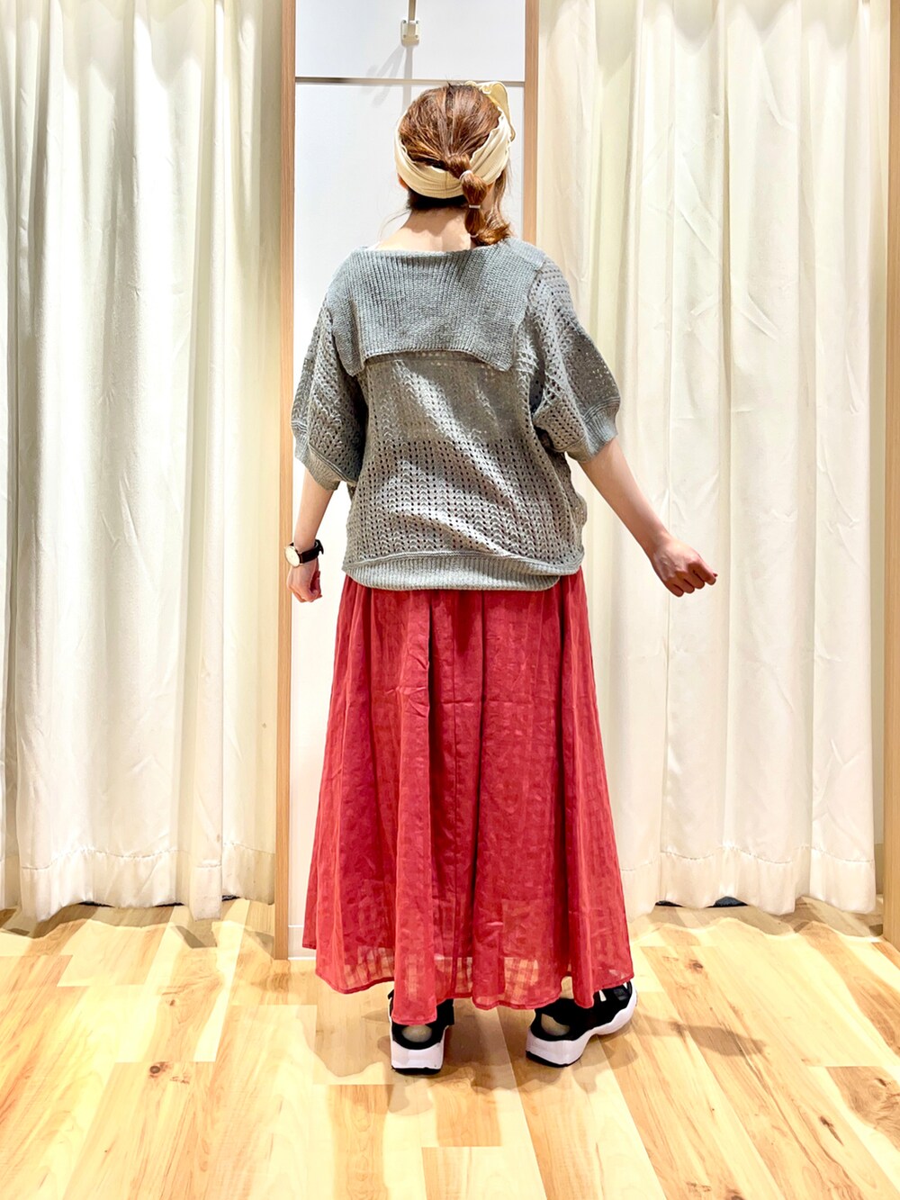 グレー系のカーディガン/ボレロ、ホワイト系のTシャツ/カットソー、ピンク系のスカートを着用したレディースの夏コーディネートの2枚目の写真