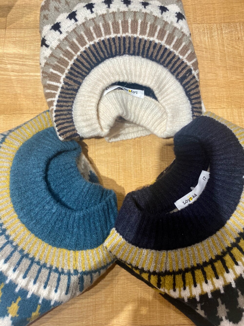 ホワイト系のその他パンツ、グレー系のモカシン/デッキシューズ、ホワイト系のニット/セーターを着用したレディースの冬コーディネートの3枚目の写真