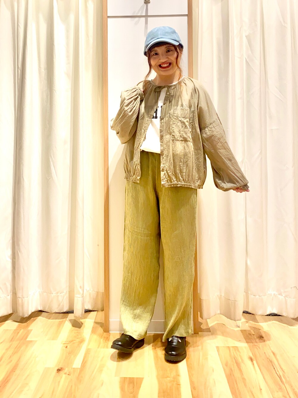 ホワイト系のTシャツ/カットソー、ベージュ系のシャツ/ブラウス、グリーン系のその他パンツを着用したレディースの春コーディネートの3枚目の写真