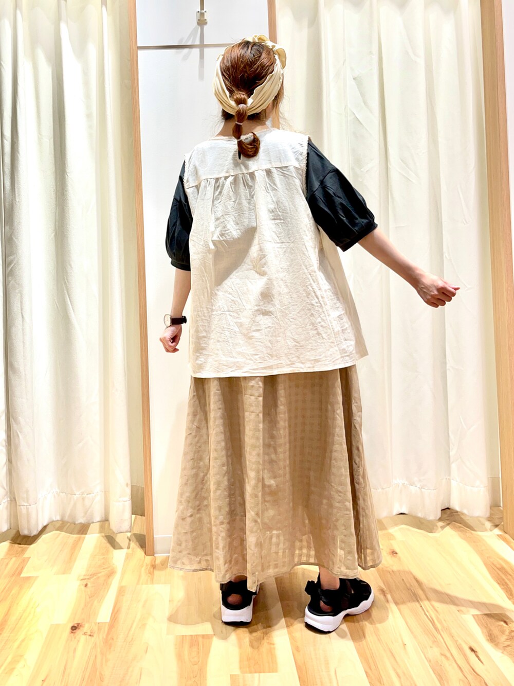 ホワイト系のシャツ/ブラウス、ブラック系のTシャツ/カットソー、ベージュ系のスカートを着用したレディースの夏コーディネートの2枚目の写真