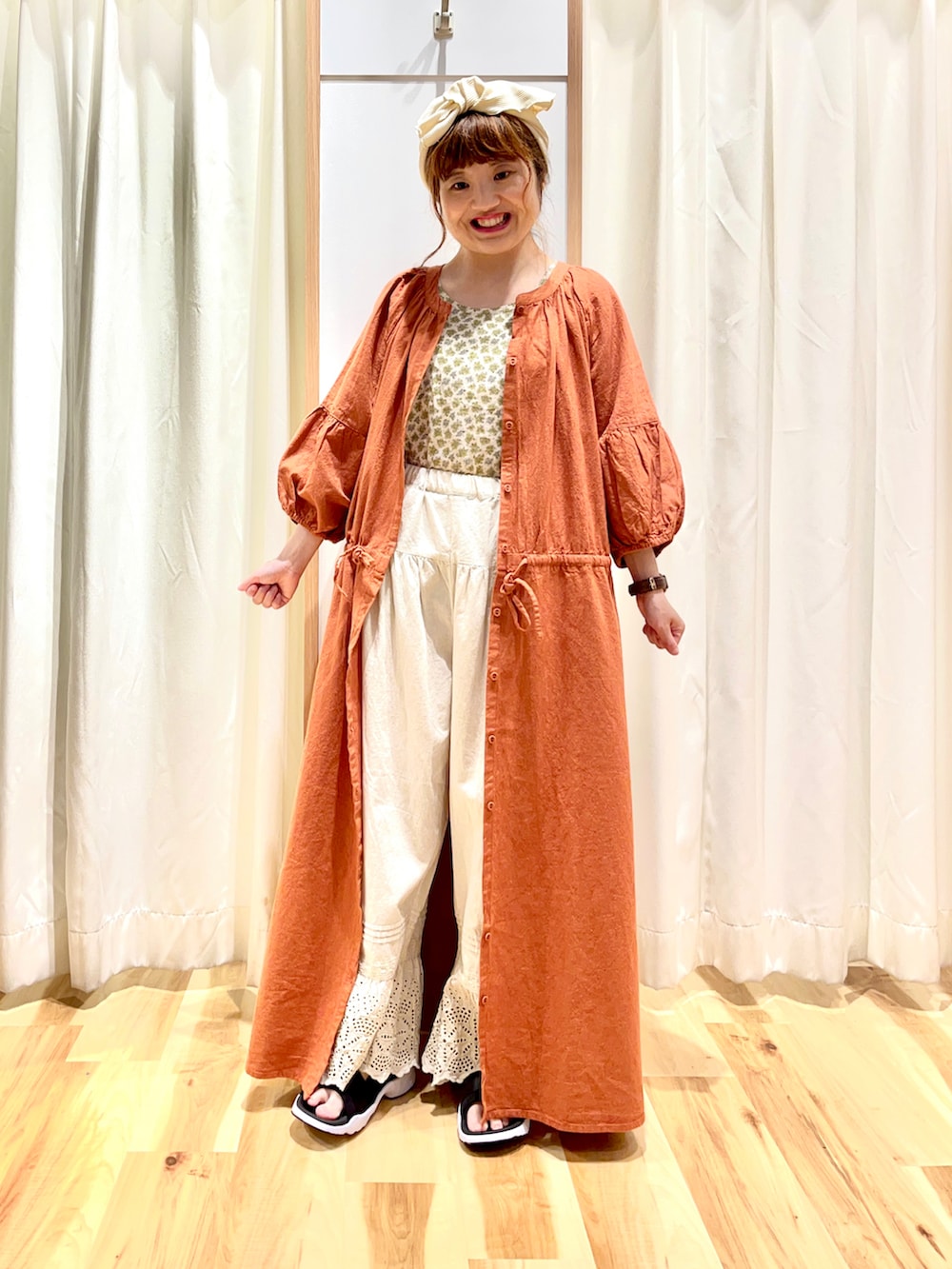 イエロー系のTシャツ/カットソー、オレンジ系のワンピース、ホワイト系のその他パンツを着用したレディースの夏コーディネートの2枚目の写真