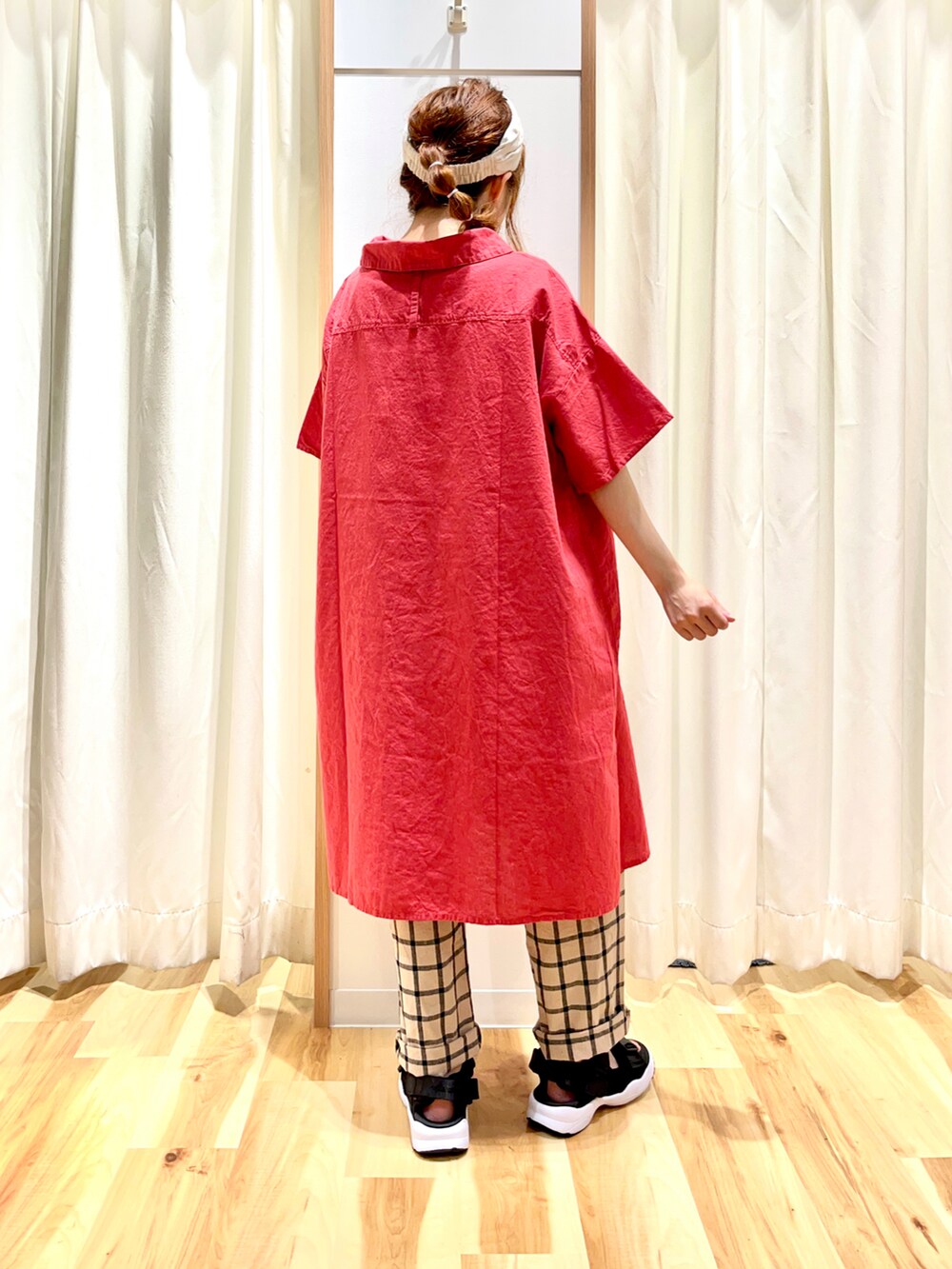 レッド系のシャツ/ブラウス、ブラウン系のその他パンツ、ブラック系のサンダルを着用したレディースの夏コーディネートの2枚目の写真