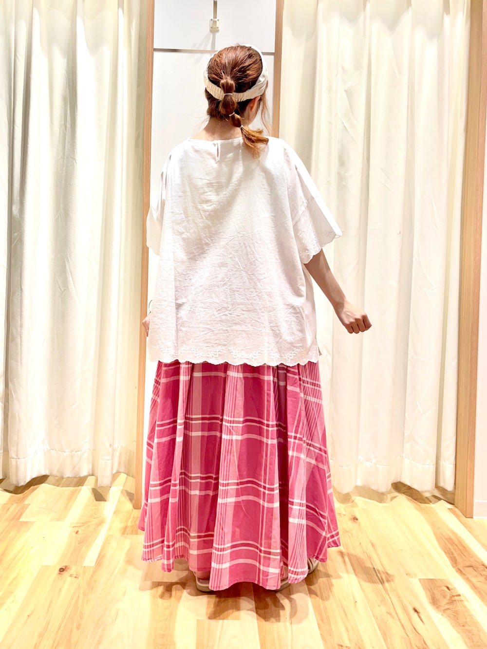 ホワイト系のシャツ/ブラウス、ピンク系のスカート、ホワイト系のサンダルを着用したレディースの夏コーディネートの2枚目の写真