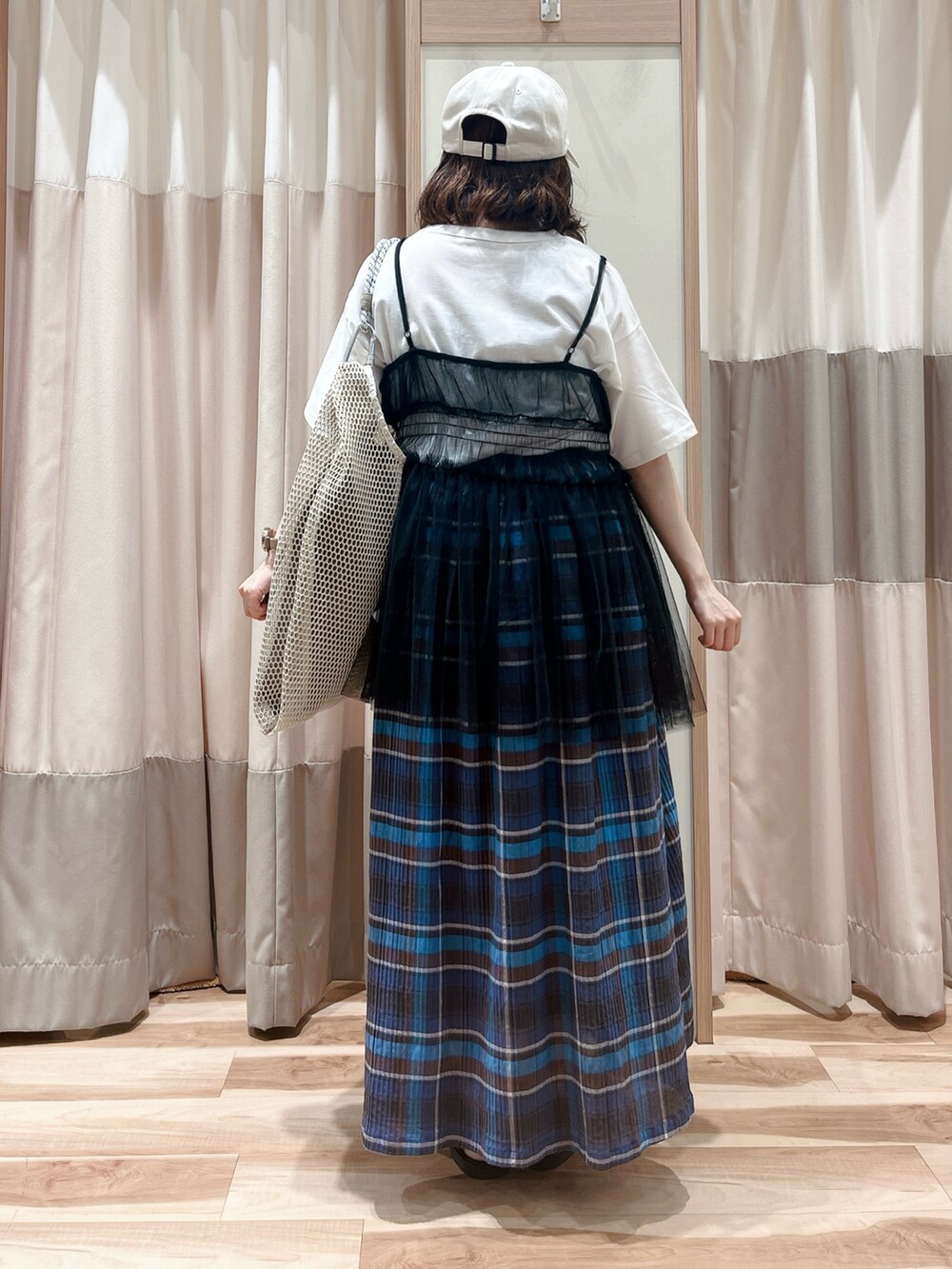 ホワイト系のTシャツ/カットソー、グレー系のTシャツ/カットソー、ブルー系のスカートを着用したレディースの夏コーディネートの2枚目の写真