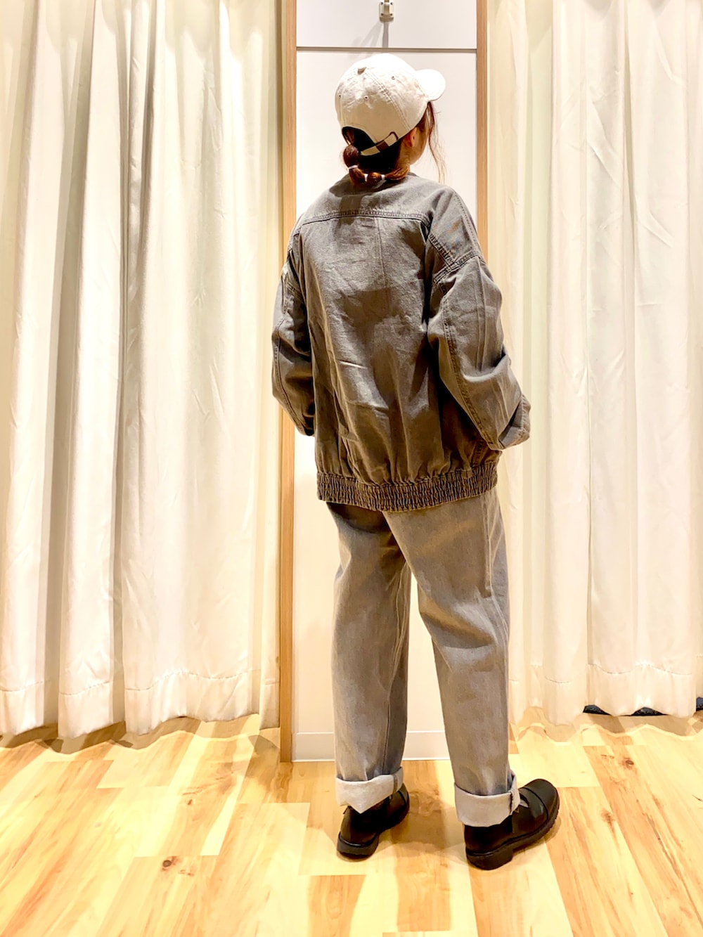 グレー系のデニムジャケット、ブルー系のシャツ/ブラウス、グレー系のデニムパンツを着用したレディースの春コーディネートの2枚目の写真