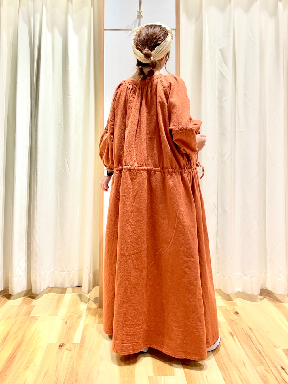 イエロー系のTシャツ/カットソー、オレンジ系のワンピース、ホワイト系のその他パンツを着用したレディースの夏コーディネートの3枚目の写真