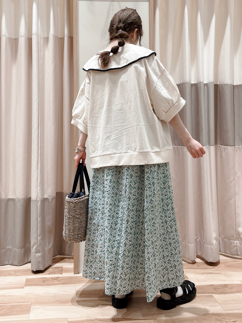 ホワイト系のTシャツ/カットソー、ホワイト系のタンクトップ、グリーン系のスカートを着用したレディースの春コーディネートの2枚目の写真