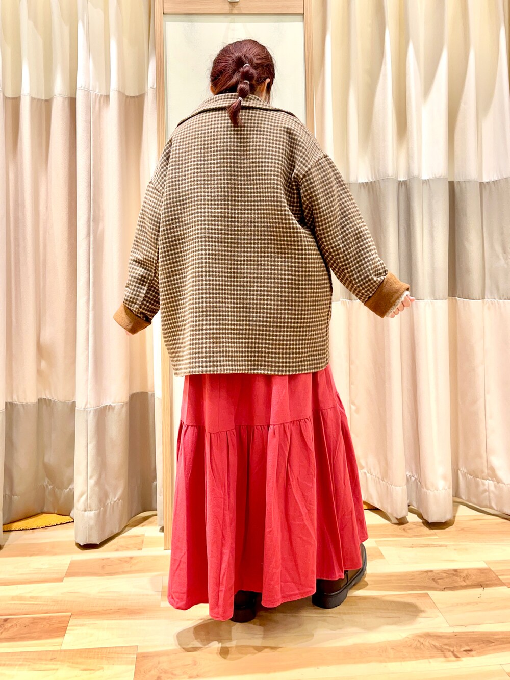 オレンジ系のその他アウター、ベージュ系のカーディガン/ボレロ、ホワイト系のシャツ/ブラウスを着用したレディースの秋コーディネートの2枚目の写真