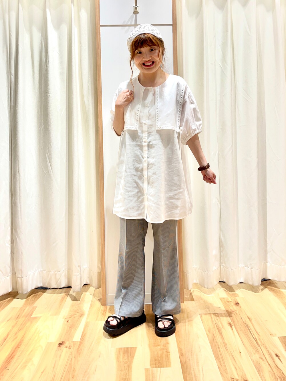 ホワイト系のチュニック、ブラック系のその他パンツ、ピンク系のショルダーバッグを着用したレディースの夏コーディネートの3枚目の写真