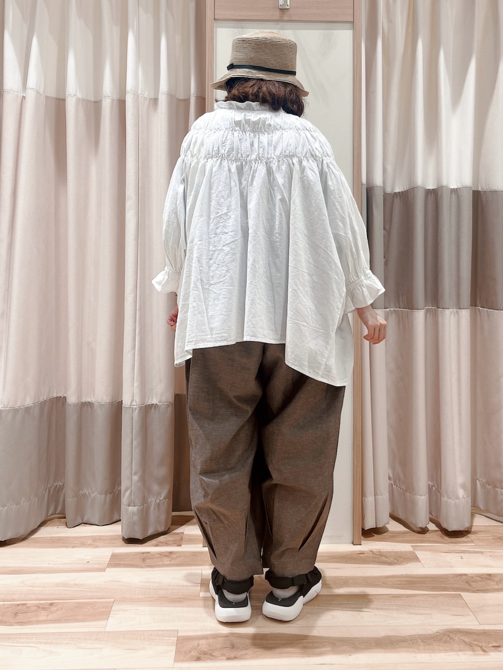 ホワイト系のシャツ/ブラウス、グレー系のTシャツ/カットソー、ブラウン系のその他パンツを着用したレディースの夏コーディネートの2枚目の写真