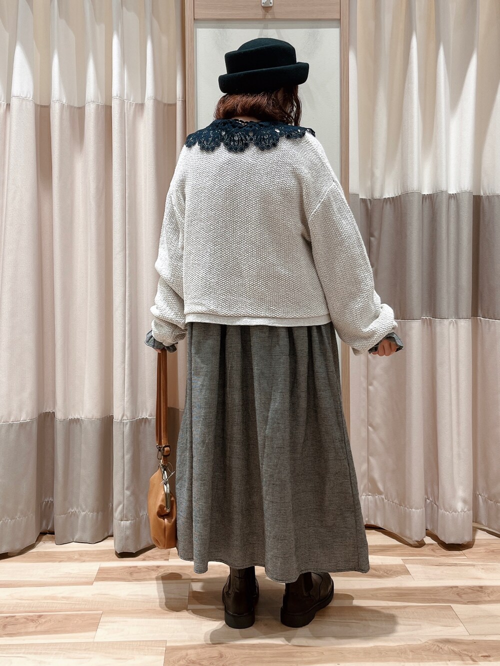 ブラック系のシャツ/ブラウス、ホワイト系のノーカラージャケット、ホワイト系のワンピースを着用したレディースの秋コーディネートの2枚目の写真