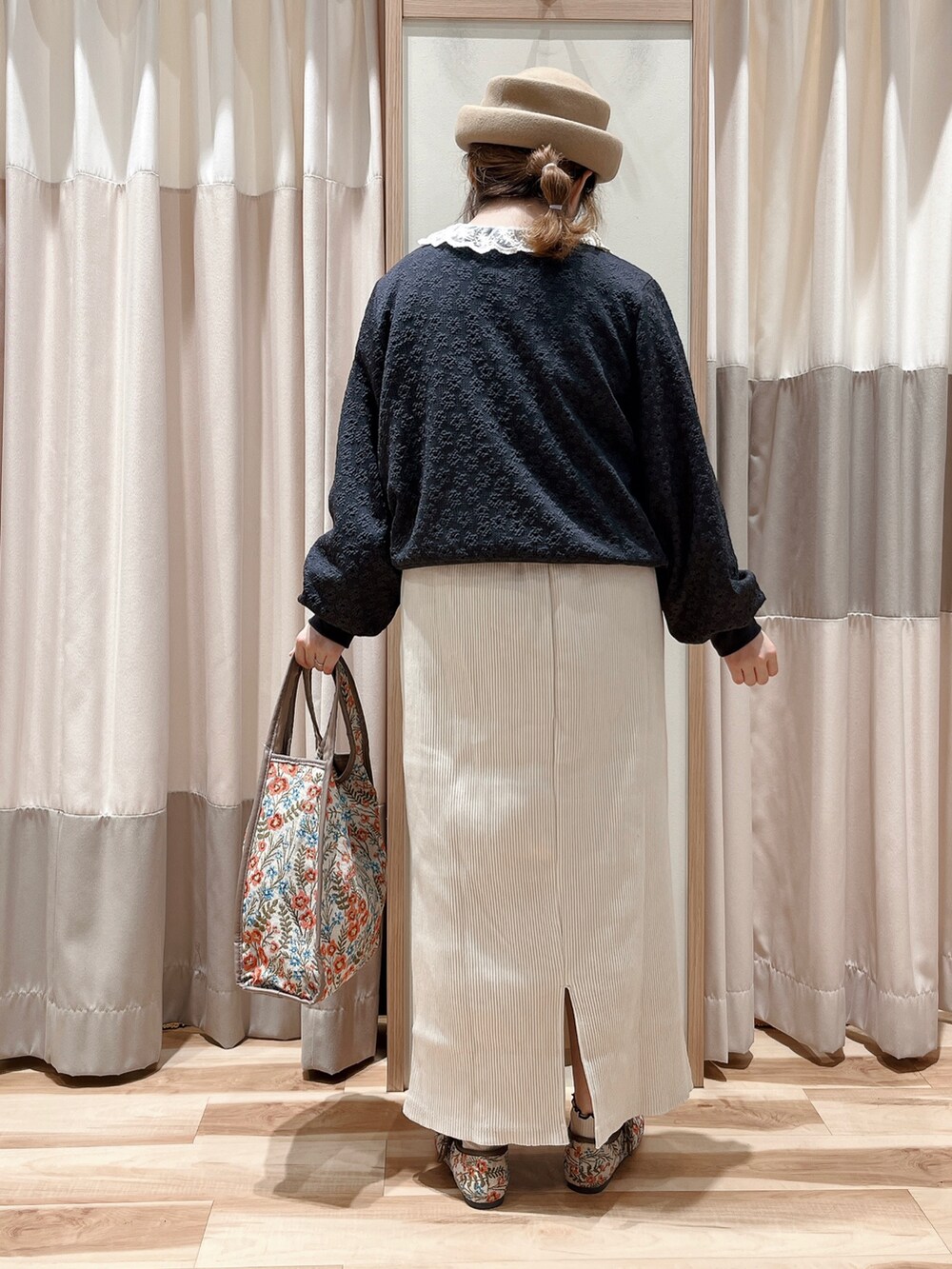 ホワイト系のシャツ/ブラウス、グレー系のカーディガン/ボレロ、ベージュ系のスカートを着用したレディースの秋コーディネートの2枚目の写真