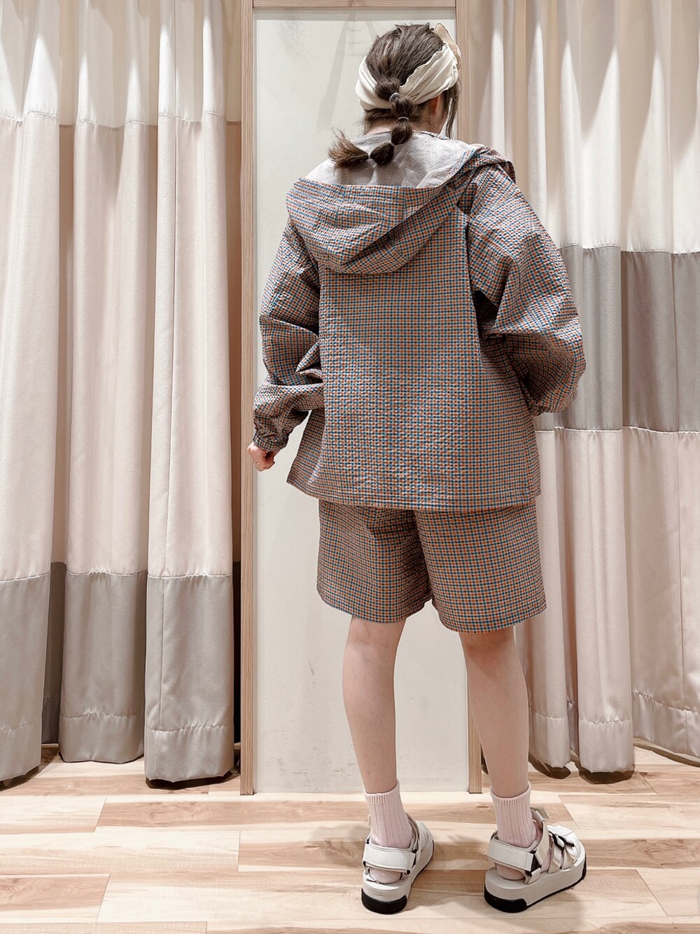 ベージュ系のTシャツ/カットソー、オレンジ系のその他パンツ、オレンジ系のパーカーを着用したレディースの春コーディネートの2枚目の写真