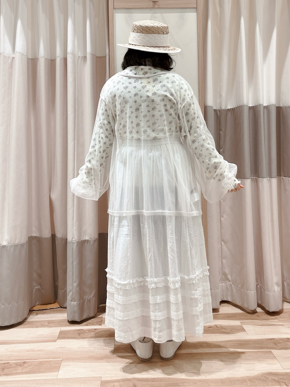 ホワイト系のTシャツ/カットソー、イエロー系のTシャツ/カットソー、ホワイト系のスカートを着用したレディースの春コーディネートの2枚目の写真