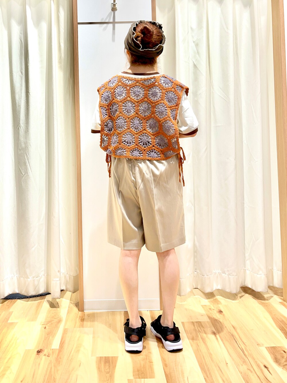 グレー系のベスト、ホワイト系のTシャツ/カットソー、ベージュ系のその他パンツを着用したレディースの夏コーディネートの2枚目の写真