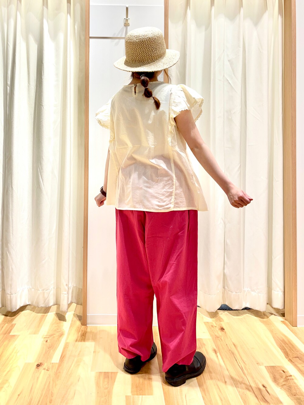 ホワイト系のシャツ/ブラウス、ピンク系のその他パンツ、ブラック系のドレスシューズを着用したレディースの夏コーディネートの2枚目の写真