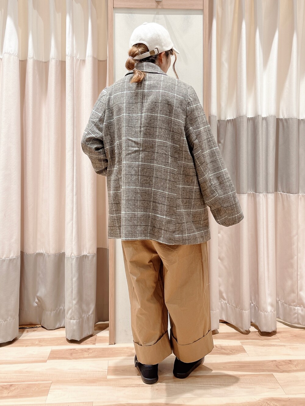 ブラウン系のノーカラージャケット、ホワイト系のTシャツ/カットソー、ベージュ系のその他パンツを着用したレディースの秋コーディネートの2枚目の写真