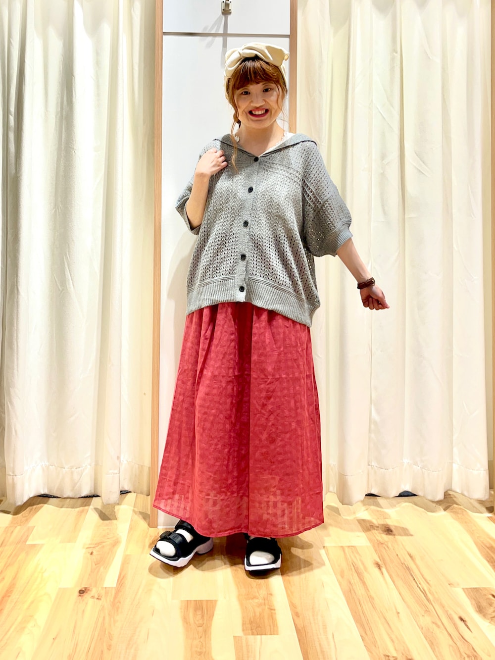 グレー系のカーディガン/ボレロ、ホワイト系のTシャツ/カットソー、ピンク系のスカートを着用したレディースの夏コーディネートの3枚目の写真